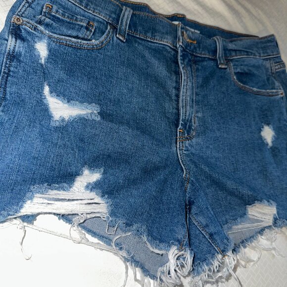 Old Navy Women’s Size 10 Mid Rise Boyfriend Denim Shorts Distressed Frayed-151 - Picture 3 of 6